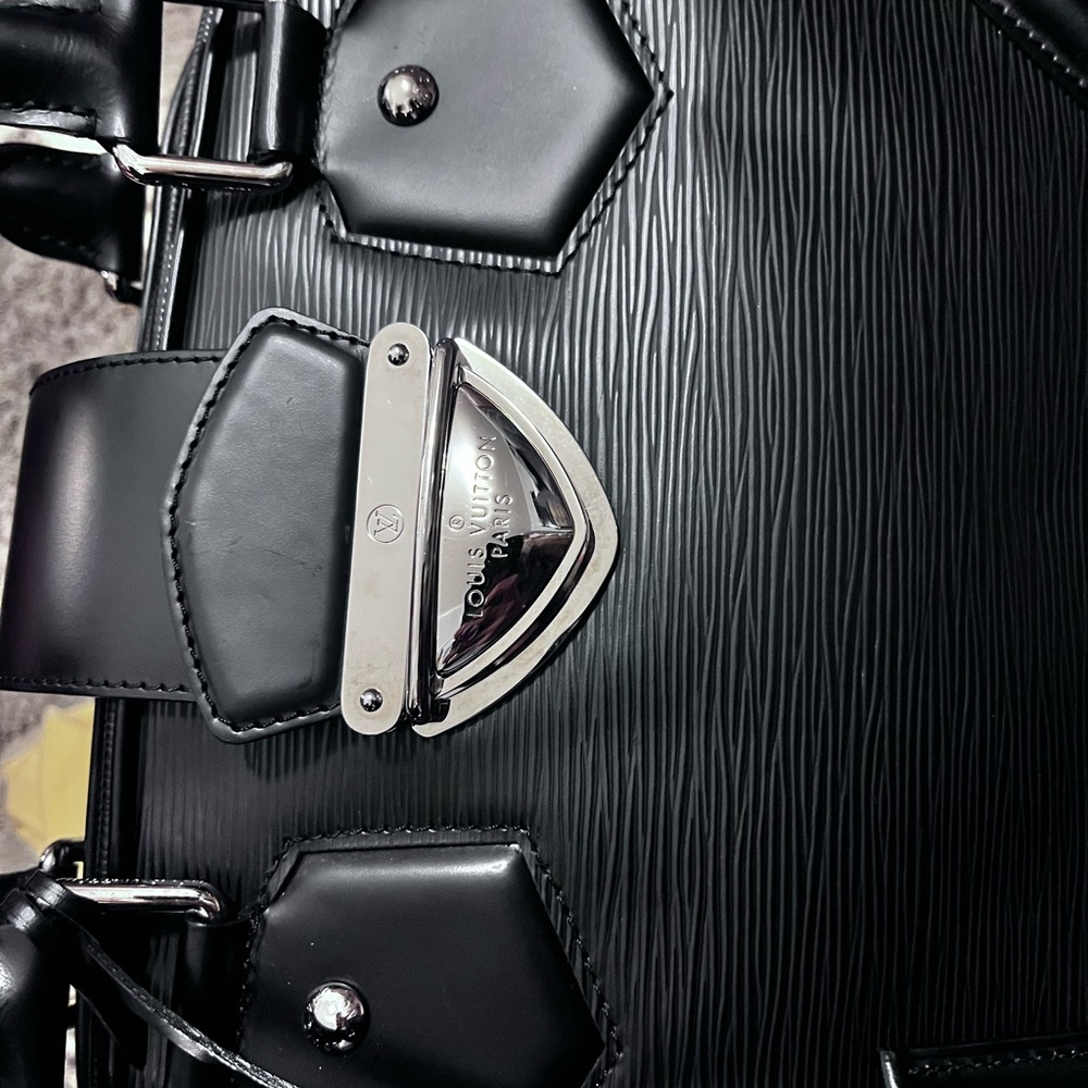 Women’s Louis Vuitton Purse - Picture 14 of 15